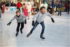 2 kids ice skating