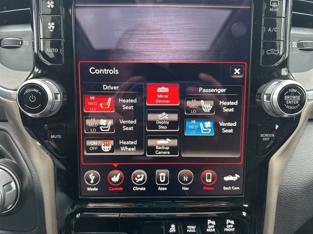 2019 RAM 1500 Laramie Crew Cab 4x4 6'4' Box