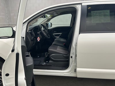 2024 Nissan TITAN Crew Cab SV 4x4