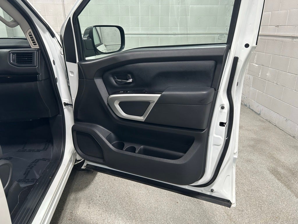 2024 Nissan TITAN Crew Cab SV 4x4