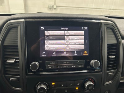 2024 Nissan TITAN Crew Cab SV 4x4