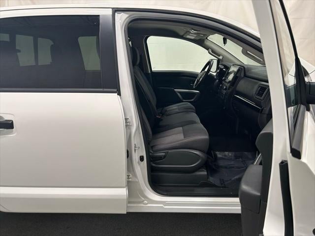 2024 Nissan TITAN Crew Cab SV 4x4