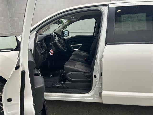2024 Nissan TITAN Crew Cab SV 4x4