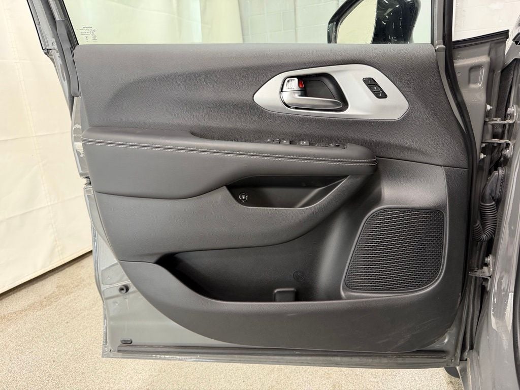 2024 Chrysler Pacifica Hybrid S Appearance Pkg