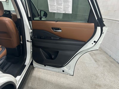 2023 Nissan Pathfinder Platinum 4WD