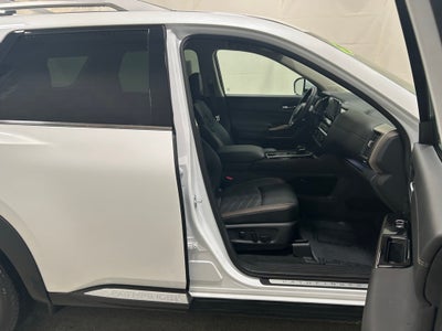2025 Nissan Pathfinder Platinum 4WD